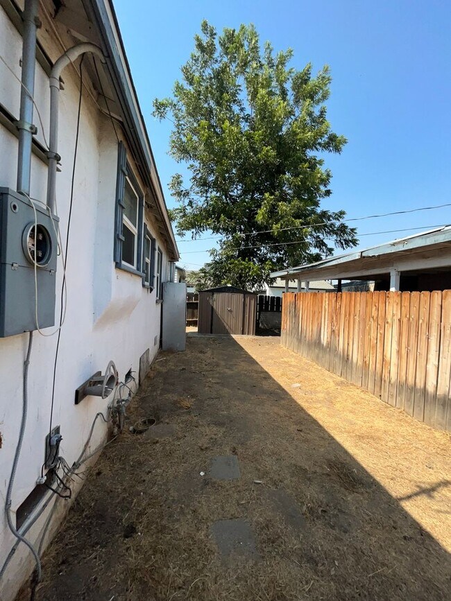 Building Photo - 1504