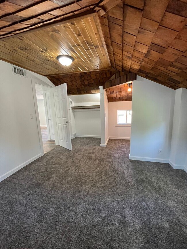 Building Photo - Recently Updated 2 Bed/1 Bath Upper Level Duplex Near Downtown!