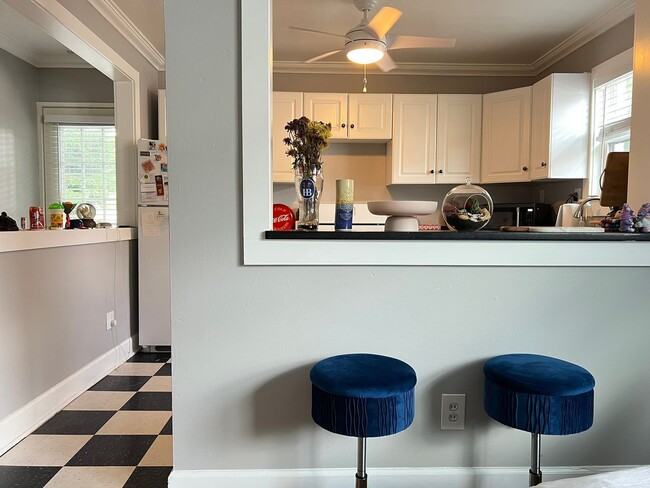 Building Photo - 2nd Floor 1BR/1BA + PORCH - Midtown Garden District