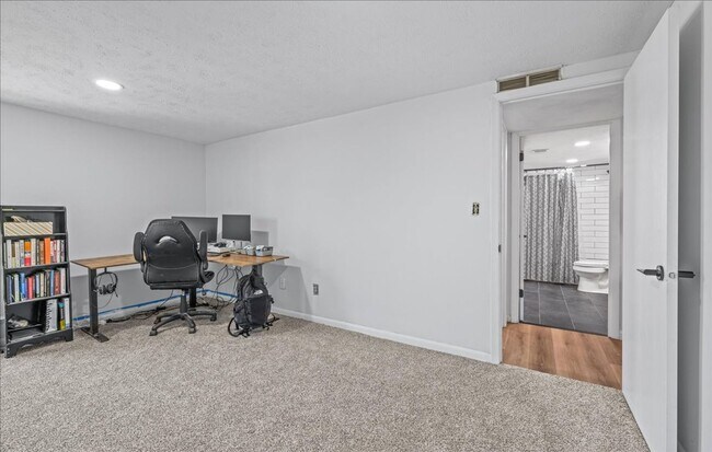 Building Photo - Newly Renovated Blackstone Gem!