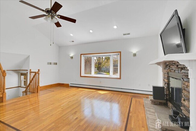 Building Photo - 95 Calvert Ave E