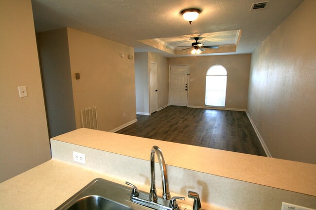 Building Photo - 901 Camellia Ct