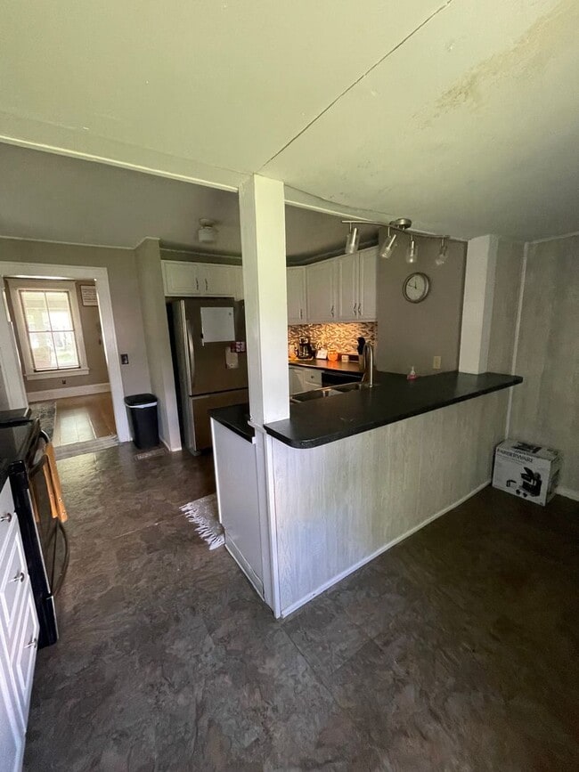 Building Photo - 606 N Court