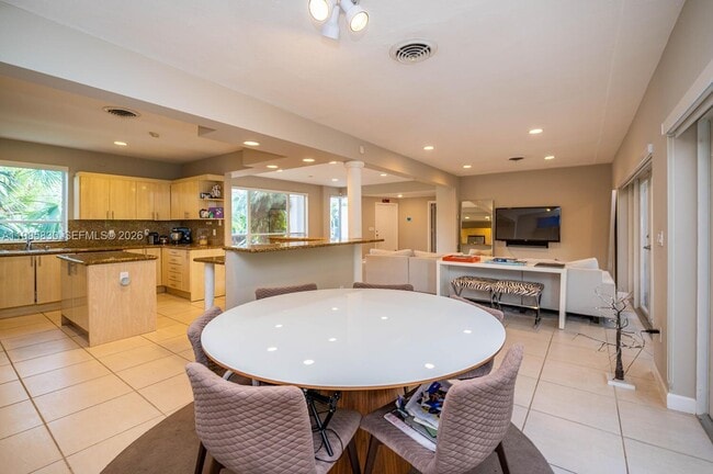 Building Photo - 9520 E Broadview Dr