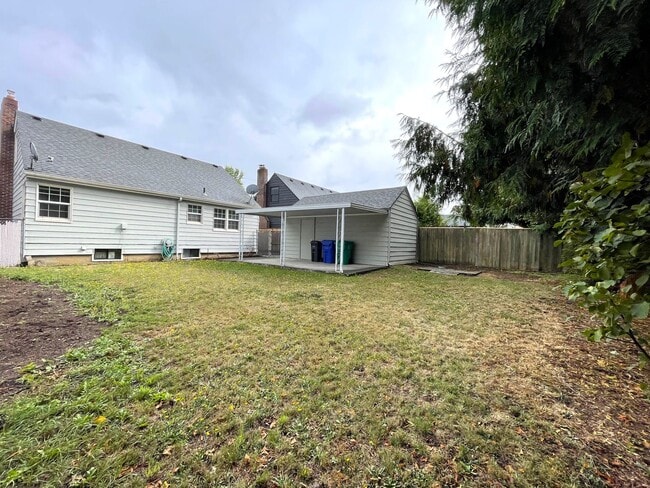 Building Photo - Renovated 3 Bed, 2 Bath House with Large Yard