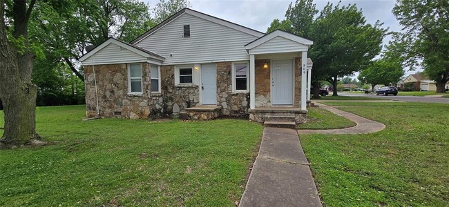 Building Photo - 809 N Marshall Dr