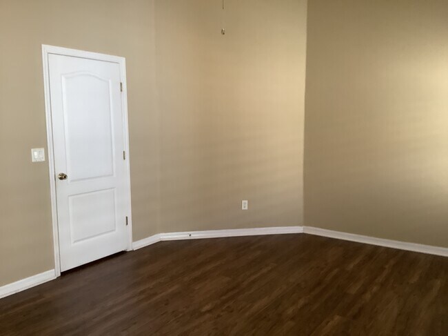 Building Photo - 2207 Golden Ivy Way