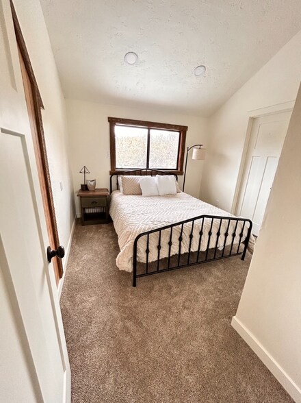 Building Photo - 136 E Sumac Dr