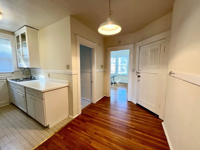 Building Photo - 911 St Rita Ave