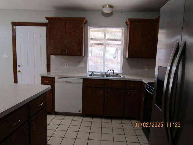 Building Photo - Freshly Painted/New Flooring Home!! No Pets!