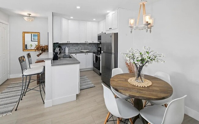 Building Photo - Welcome to this immaculate one-bedroom res...