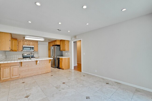 Building Photo - 6651 Bunker Hill Ct