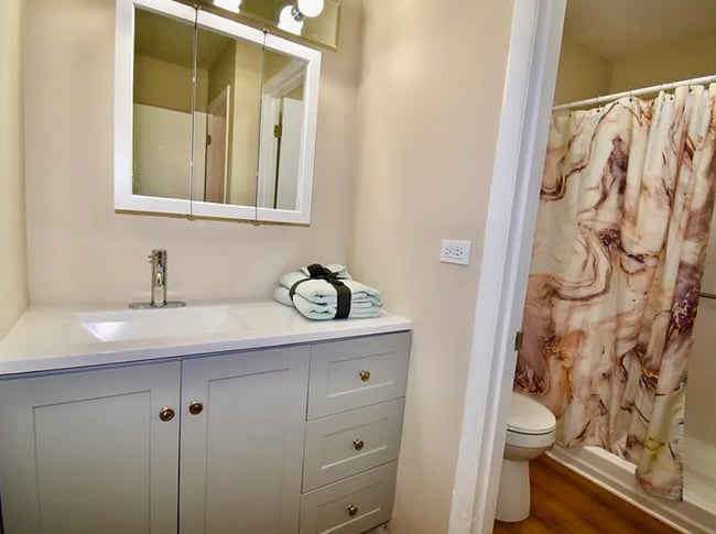 Building Photo - 651 White Ct