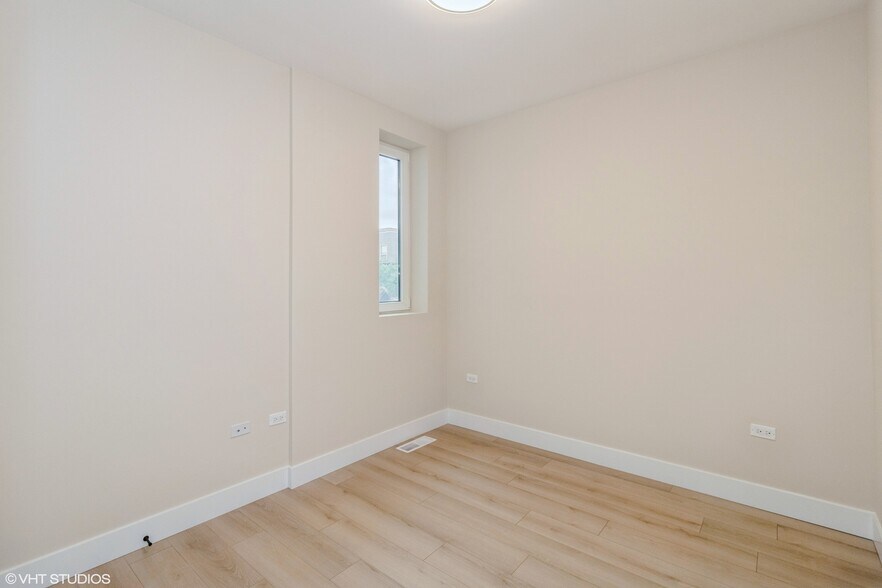 Building Photo - 3045 W Irving Park Rd