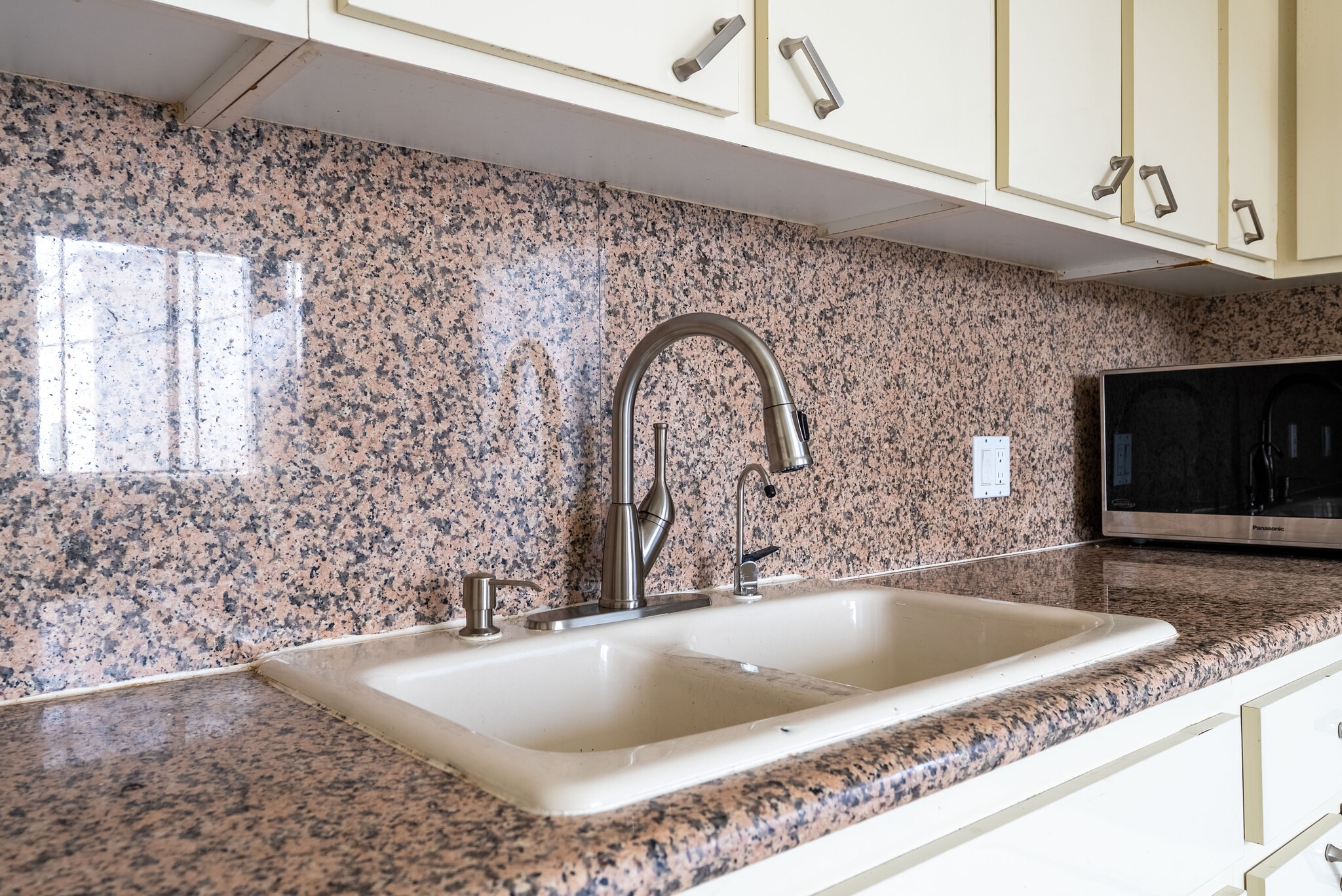 Building Photo - 1758 N Alexandria Ave