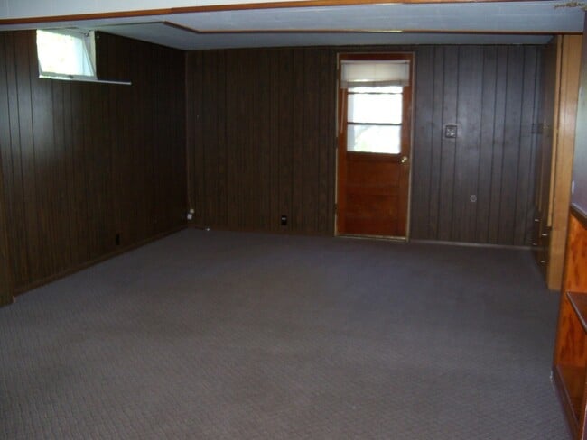 Building Photo - 4 BEDROOM | 2 BATH | DETACHED GARAGE | WEST SIDE