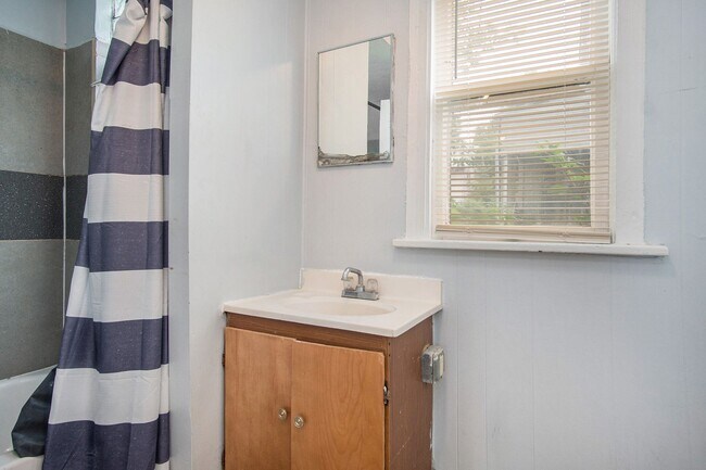 Building Photo - 3 Bedroom Close to Creighton!
