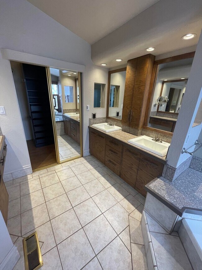 Building Photo - 4528 Whitney Cir