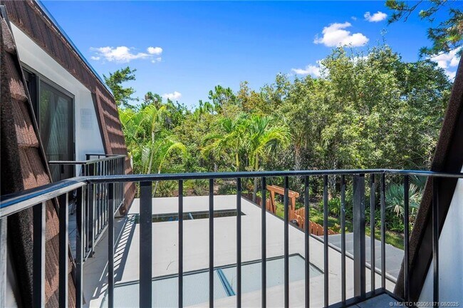 Building Photo - 5616 SE Riverboat Dr