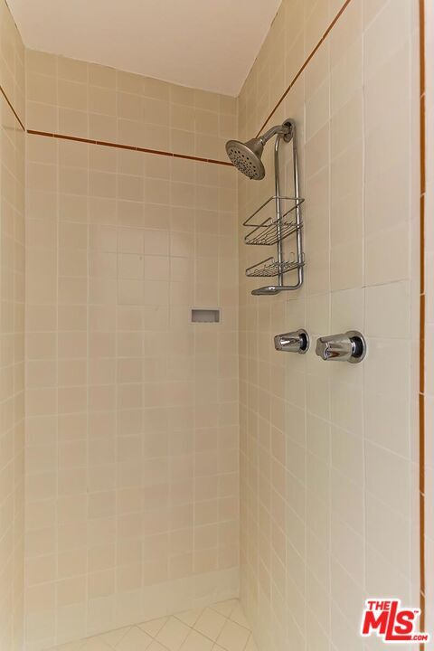 Building Photo - 448 1/2 S Wilton Pl
