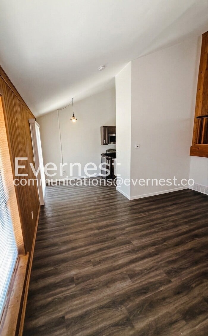 Building Photo - 422 Country Downs Dr