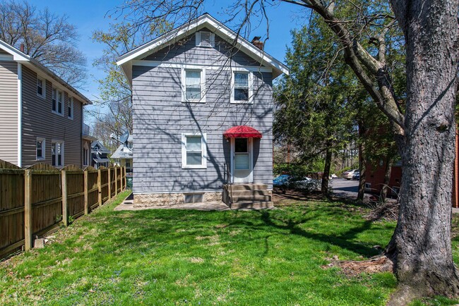 Building Photo - Duplex Home in Norwood