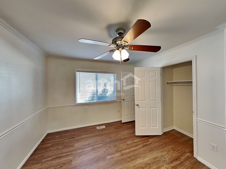 Building Photo - 523 E Center St