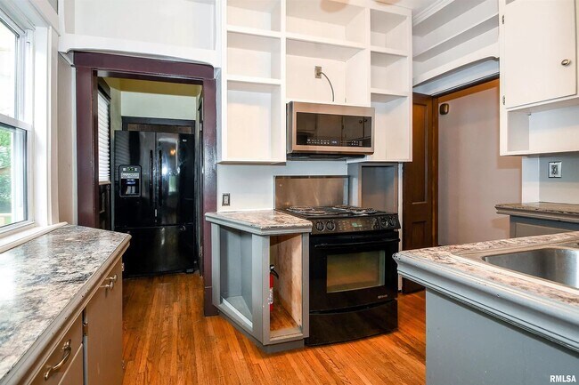 Building Photo - 1628 W Callender Ave