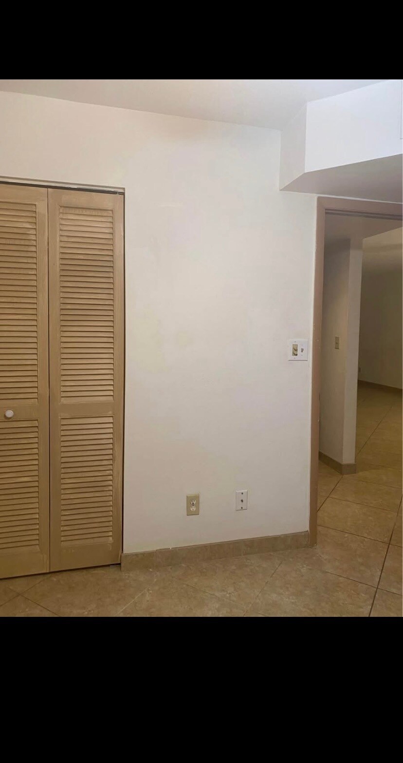 Building Photo - 1024 Manatee Rd