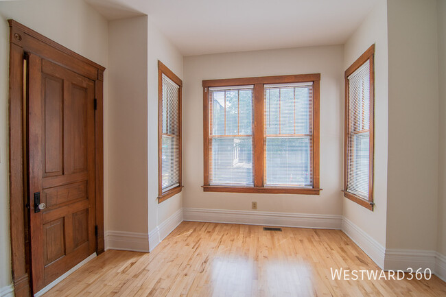 Building Photo - 3356 N Kenmore Ave