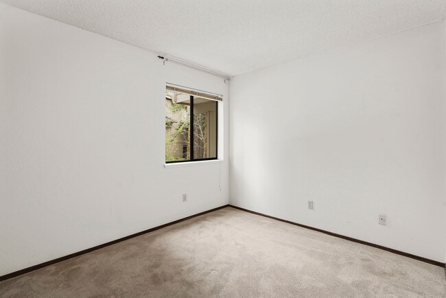 Building Photo - Incline Village: Condo - 3 Bedrooms, 2.5 Bathrooms, Garage, Walk to Lake / Hyatt / Restaurants / ...