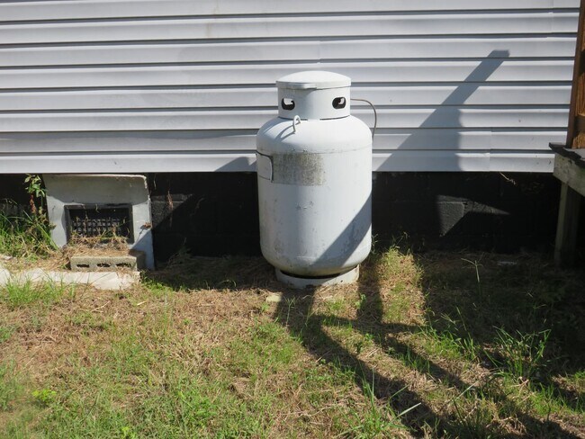 Building Photo - 3 Bedroom 2 Bath Home