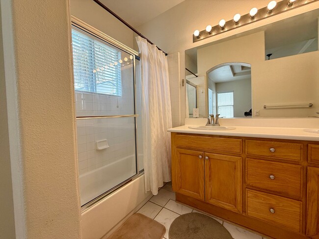 Building Photo - Spacious 3 Bedroom 2.5 Bath Townhouse with...