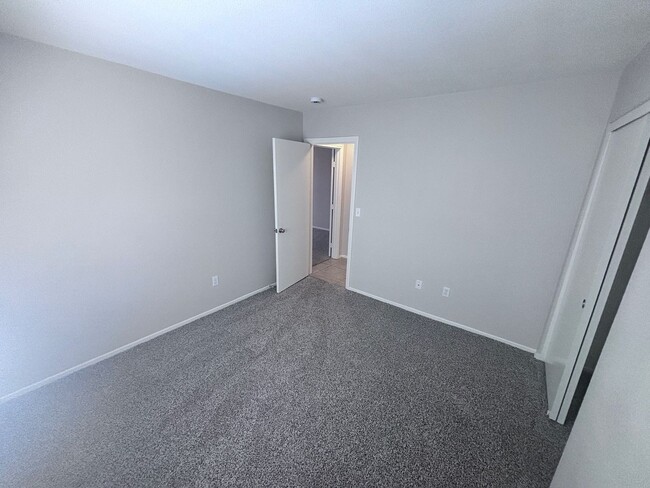 Building Photo - GREAT SINGLE STORY WITH 3 BEDS & 2 BATHS IN GATED COMMUNITY!