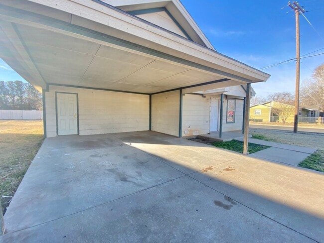 Building Photo - 3 bed 1.5 bath now available.
