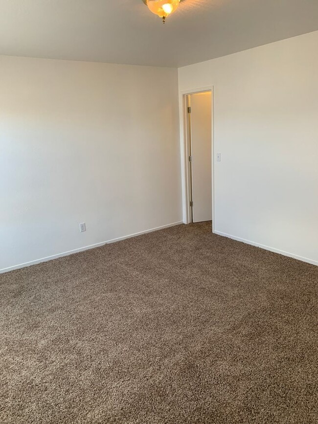 Building Photo - Beautiful 4 Bedroom 3 bath home in Merced!
