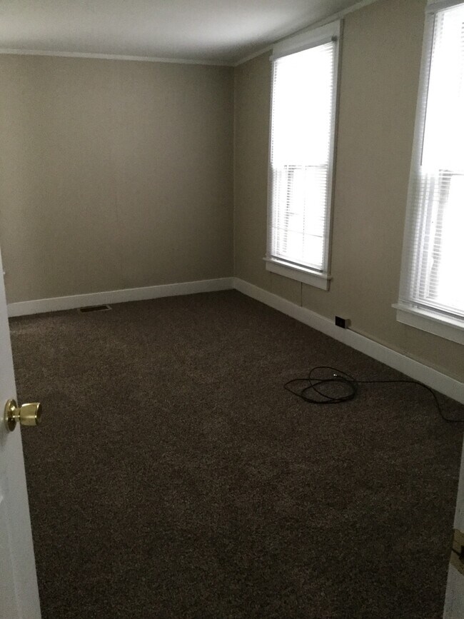 Building Photo - 3 Bedroom, 2 1/2  Bathroom half duplex, $1100 mo - Available December 19