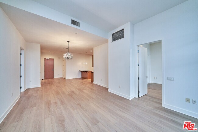 Building Photo - 3223 W 6th St
