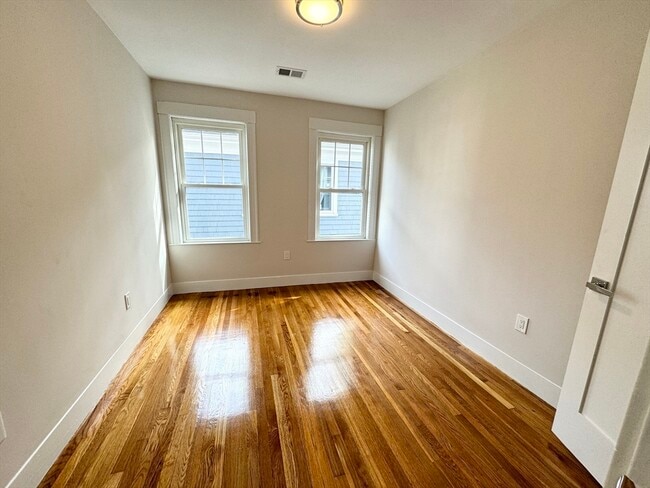 Building Photo - 72 Belden St