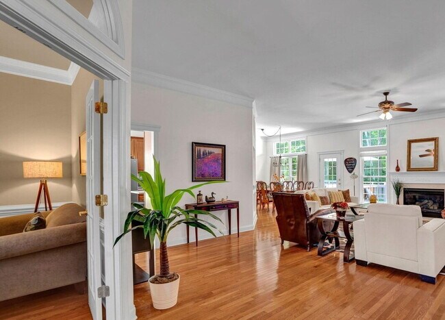Building Photo - Sophisticated Space Designed for Comfort