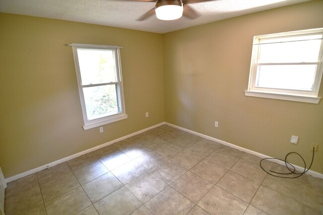Building Photo - 3 bedroom, 1.5 bath home in quaint, well m...