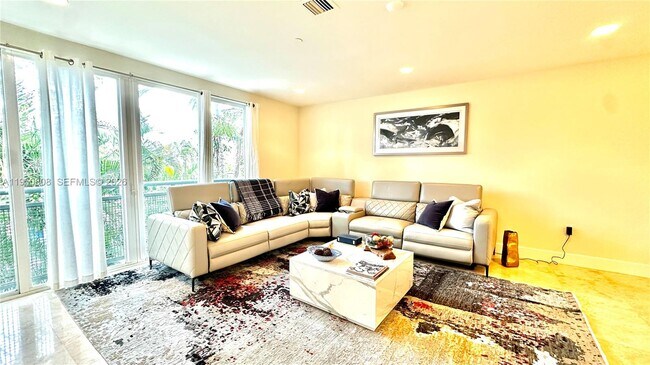 Building Photo - 814 NE 19th Ave