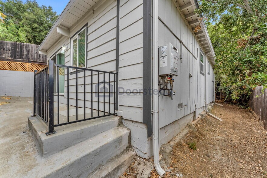 Building Photo - 551 Hichborn St