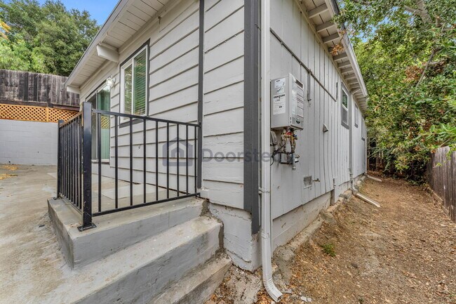 Building Photo - 551 Hichborn St