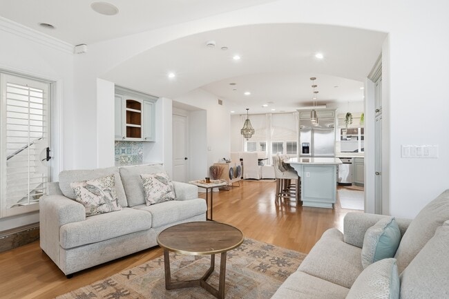 Building Photo - 424 N Broadway