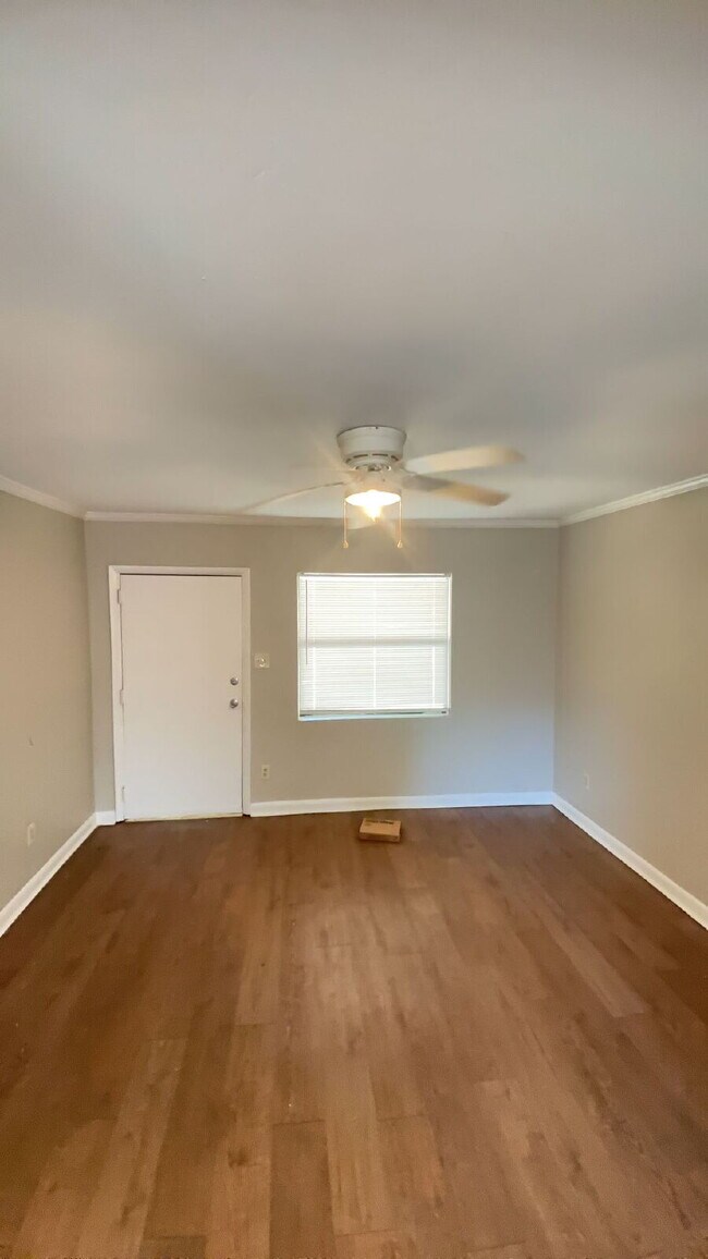 Building Photo - Spacious 2 Bedroom 1 Bathroom