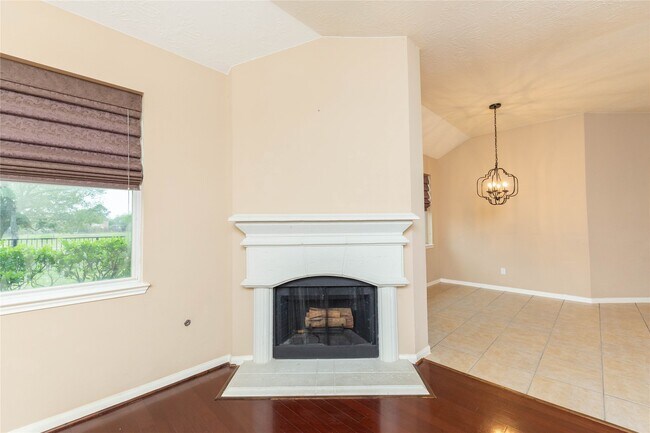 Building Photo - 2201 Signal Hill Dr