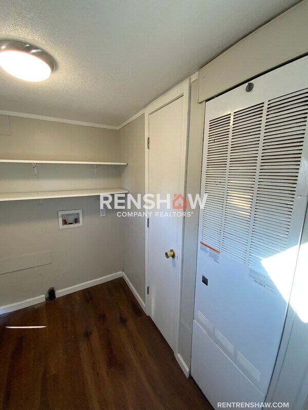 Building Photo - 122 N West St