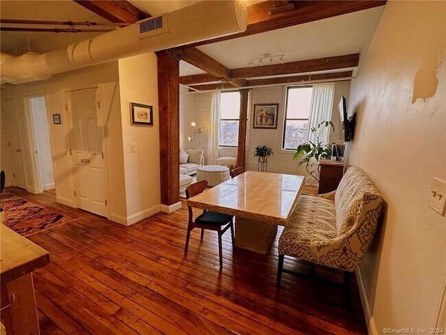 Building Photo - 145 Canal St E