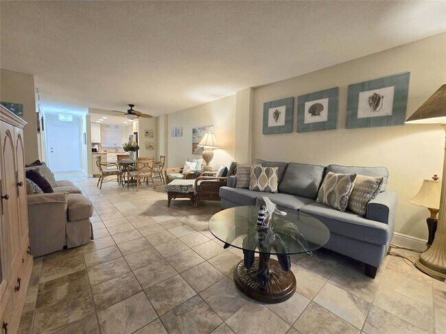 Building Photo - 1161 Hillsboro Mile